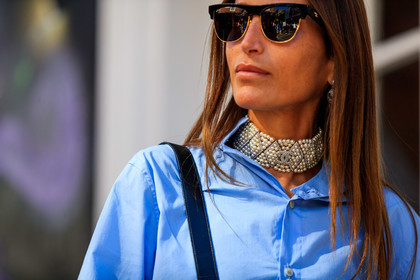 chloe loulou de saison, black sunglasses, golden frame sunglasses, butterfly sunglasses, pearls earring, choker necklace, chanel necklace, pearl necklace, light blue shirt, fashion week, frenchystyle, FW, jonathan paciullo, street style, atmosphere details, horizontal, detail