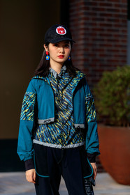 sportswear, black cap, logo print cap, blue jacket, waterproof jacket, eye make up, make up details, strars make up, orange eyeshadow, black eyeliner, plastic earrings, flowers earrings, blue earrings, red earring, house of holland pants, black pants, animal print coat, animal print jacket, animal print top, multicolor top, blue top, yellow top, denim cap, fashion week, frenchystyle, FW, jonathan paciullo, street style, vertical, detail, atmosphere details