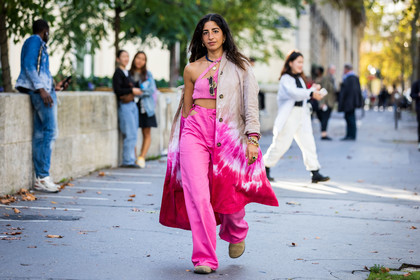asymetrical top, beige mules, belted pants, birkenstock, bracelet, color, crop top, cut out top, gold necklace, high waist pants, monochrome, mules, necklace, pants, pink crop top, pink monochrome, pink pants, print, printed trench, Selma Kaci, suede mules, tie and dye, trench, fashion week, frenchystyle, FW, jonathan paciullo, street style, PFW, PARIS, SPRING SUMMER 2022, SS 22, horizontal, atmosphere details, full length