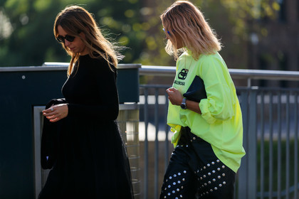 black total look, butterfly sunglasses, black sunglasses, blue sunglasses, dyed hair, pink hair, neon yellow t-shirt, balenciaga t-shirt, oversize t-shirt, black leather pants, studs pants, rolex watch, silvered watch, cropped pants, fashion week, frenchystyle, FW, jonathan paciullo, street style, atmosphere details, horizontal, detail