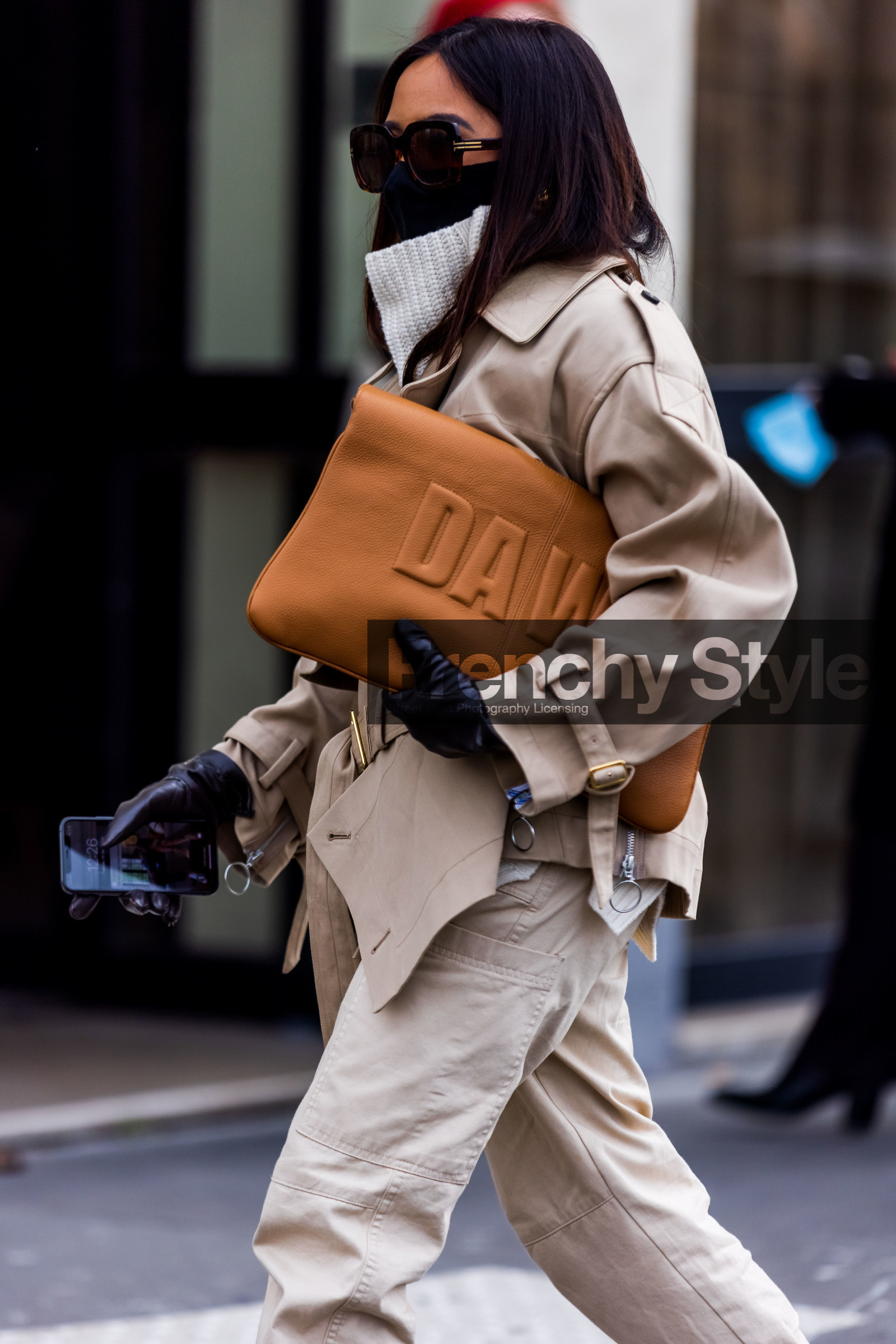 beige jacket, beige monochrome, beige pants, black gloves, camel pouch, facial mask, gloves, jacket, leather gloves, leather pouch, monochrome, oversize sunglasses, pants, pouch, sunglasses, turtleneck, fashion week, frenchystyle, FW, jonathan paciullo, street style, PFW, PARIS, SPRING SUMMER 2022, SS 22, vertical, atmosphere details