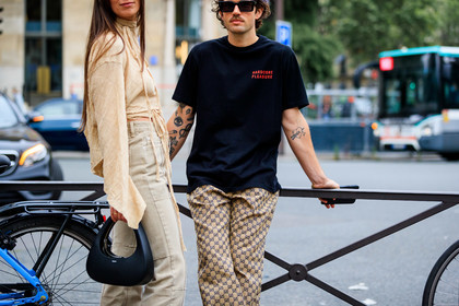 tatoo, tatoo detail, black t-shirt, letter printed t-shirt, red t-shirt, black sunglasses, square shape glasses, monogrammed pants, logo printed pants, gucci pants, alice barbier, JS roques, alice & j.s, fashion week, frenchystyle, FW, jonathan paciullo, street style, PFW, PARIS, SPRING SUMMER 2022, SS 22, horizontal, atmosphere details, detail