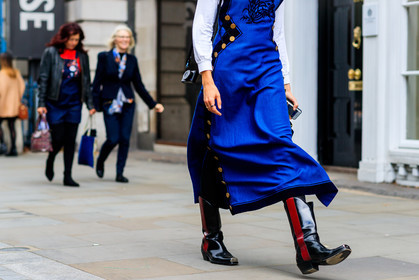 atmosphere details, black shoes, blue dress, cowboy boots, detail, fashion week, frenchystyle, FW, golden details, horizontal, jonathan paciullo, leather shoes, LFW, LONDON, printed dress, SPRING SUMMER 2018, SS 18, street style, varnished leather shoes, veronika heilbrunner, white top