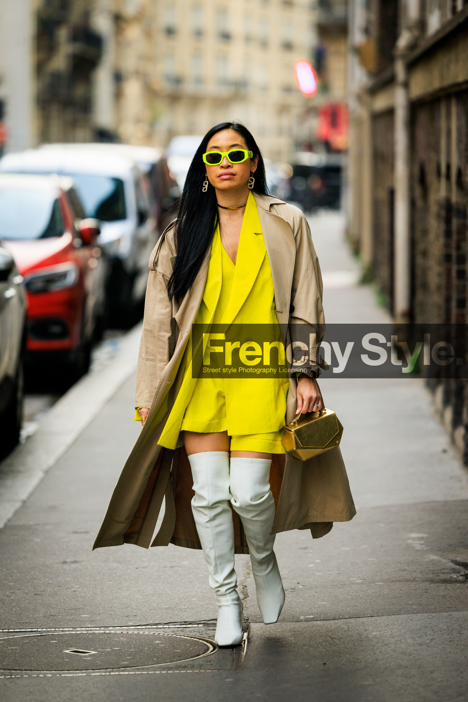fluo green sunglasses, versace sunglasses, valentino earrings, yellow blazer, yellow dress, classic trench coat, beige trench, highknee boots, white boots, golden bag, mini bag, golden choker, street style, jonathan paciullo, FW, frenchystyle, fashion week, AUTUMN WINTER 2022-2023, FALL WINTER 2022_2023, FW 22-23, PFW, PARIS, full length, vertical