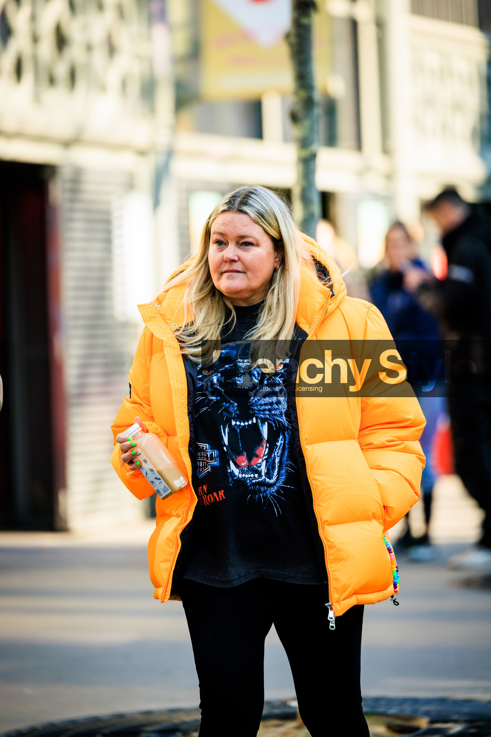 puffed jacket, winter jacket, orange jacket, riger shirt, printed shirt, black tshirt, black leggins, street style, jonathan paciullo, FW, frenchystyle, fashion week, AUTUMN WINTER 2022-2023, FALL WINTER 2022_2023, FW 22-23, PARIS, PFW, vertical, detail