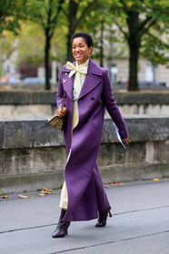 tamu mcpherson, purple coat, long coat, light yellow blouse, light yellow pants, purple leather boots, low boots, high heels boots, lavalliere collar, dangling earrings, golden earrings, golden pin, PARIS, PFW, SPRING SUMMER 2020, SS 20, fashion week, frenchystyle, FW, jonathan paciullo, street style, vertical, full length