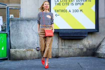 atmosphere details, AUTUMN WINTER 2017-2018, AW 17-18, beige pants, céline, FALL WINTER 2017-2018, fashion week, frenchystyle, full length, FW, FW 17-18, graphic top, high heels, horizontal, jonathan paciullo, leather bag, leather pants, leather shoes, PARIS, PFW, printed top, red bag, red shoes, roberta benteler, street style, striped top, trousers