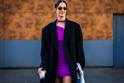 bag, black coat, coat, dress, Fiona Zanetti, leather bag, oversize coat, purple dress, sunglasses, white bag, street style, jonathan paciullo, FW, frenchystyle, fashion week, PFW, PARIS, SPRING SUMMER 2022, SS 22, horizontal, atmosphere details