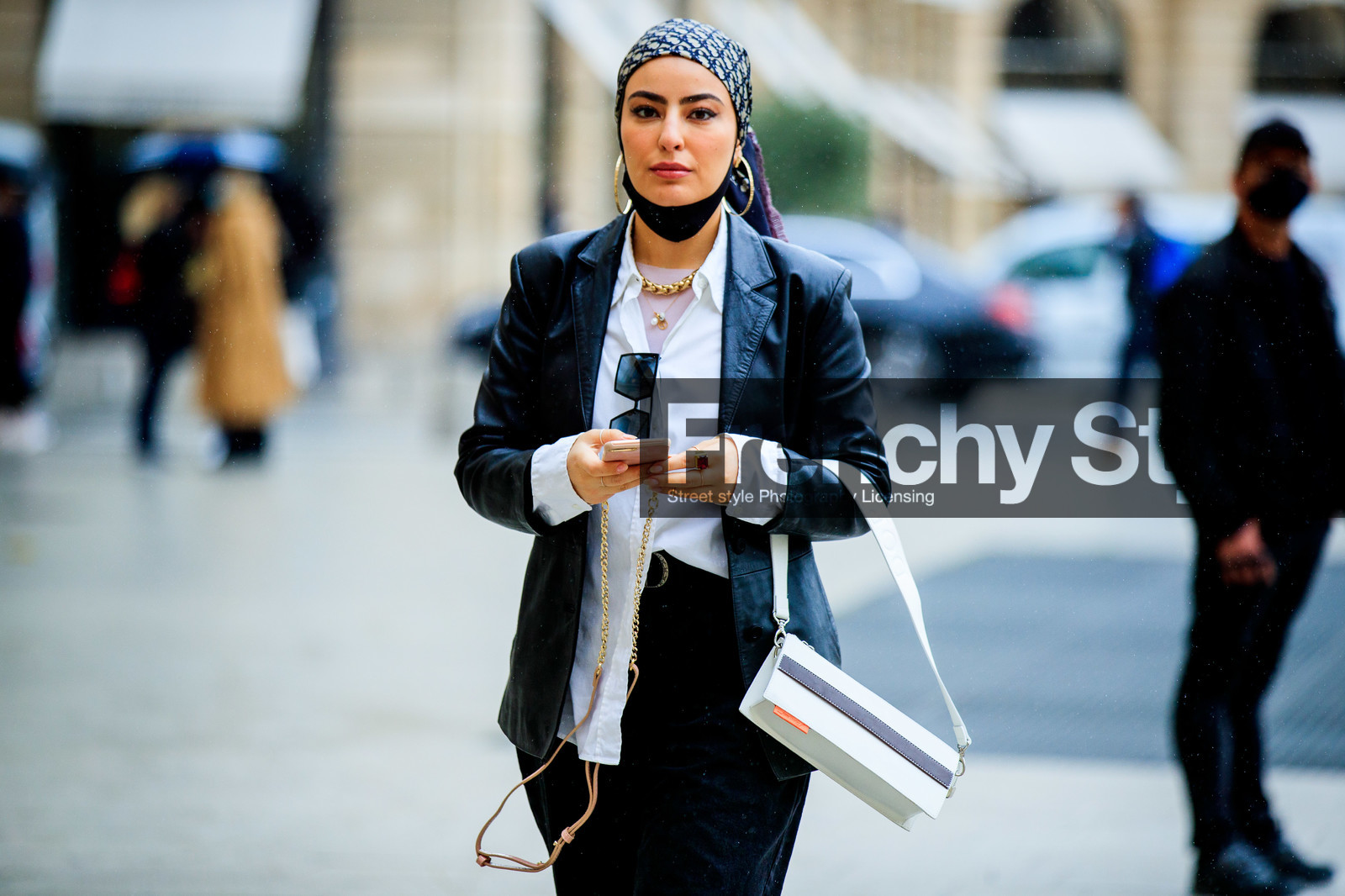 monogrammed scarf, hair scarf, dior scarf, square shape glasses, black leather jacket, white shirt, white leather bag, square shape bag, anne dorcay bag, golden earrings, hoop earrings, big earrings, fashion week, frenchystyle, FW, jonathan paciullo, street style, PFW, PARIS, SPRING SUMMER 2021, SS 21, horizontal, atmosphere details, detail