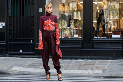 caro daur, stella mccartney bag, stella mccartney look, stella mccartney look, stella mccartney top, stella mccartney pants, burgundy pants, burgundy leather bag, burgundy top, red top, tight top, high collar top, turtleneck top, tailored pants, loose pants, golden earrings, golden necklace, long necklace, dangling earrings, hoop earrings, round earrings, round shape earrings, diamond earrings, big earrings, big necklace, charms necklace, black leather sandals, multi straps sandals, high heels sandals, long sleeves top, printed top, PARIS, PFW, SPRING SUMMER 2020, SS 20, fashion week, frenchystyle, FW, jonathan paciullo, street style, horizontal, atmosphere details, full length