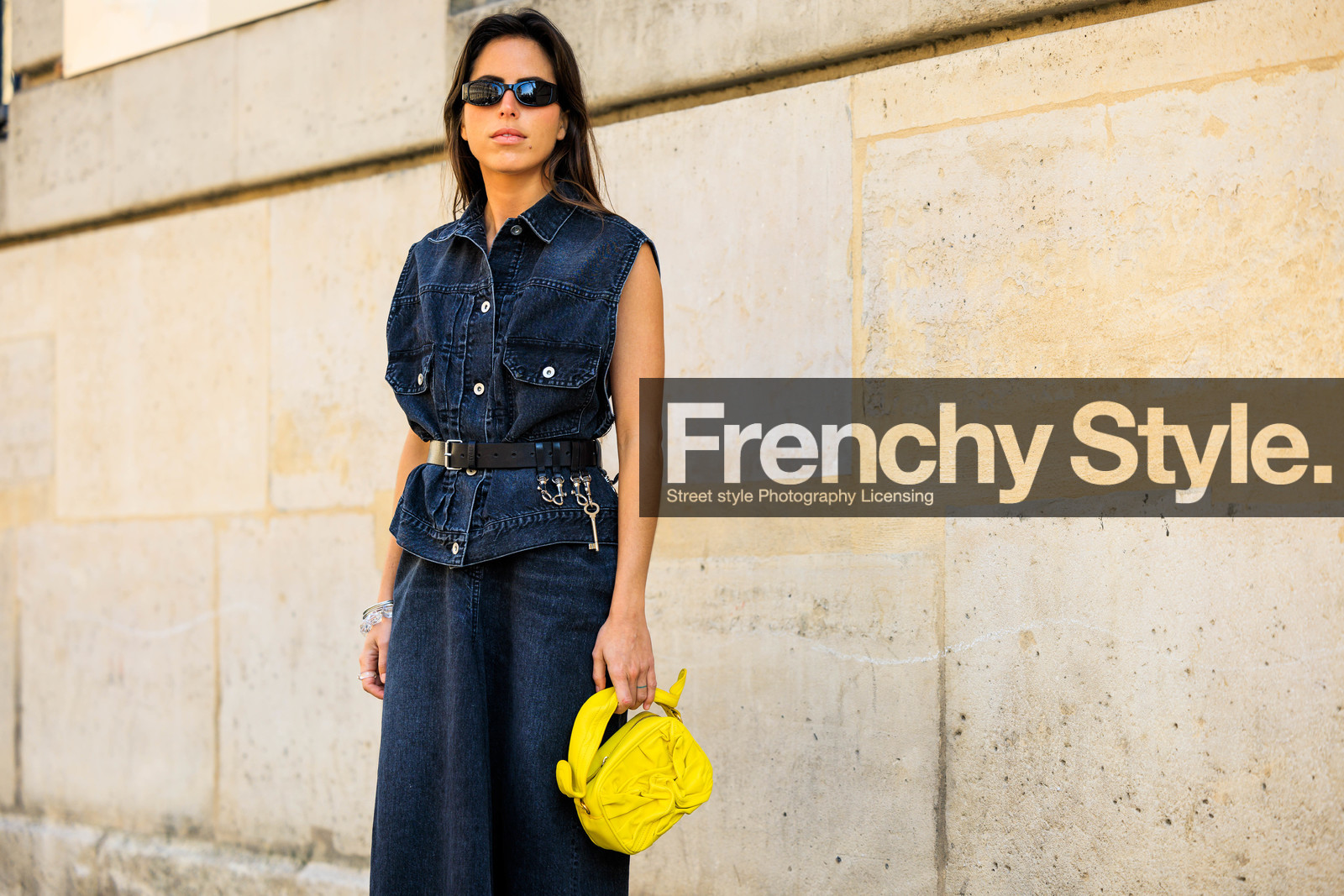 denim look, black sunglasses, black belt, yellow handbag, small bag, long skirt, denim, veste, charms belts, bracelet, nina urgell cloquell, street style, jonathan paciullo, FW, frenchystyle, fashion week, AUTUMN WINTER 2022-2023, FALL WINTER 2022_2023, FW 22-23, horizontal, PFW, PARIS, atmosphere details, detail