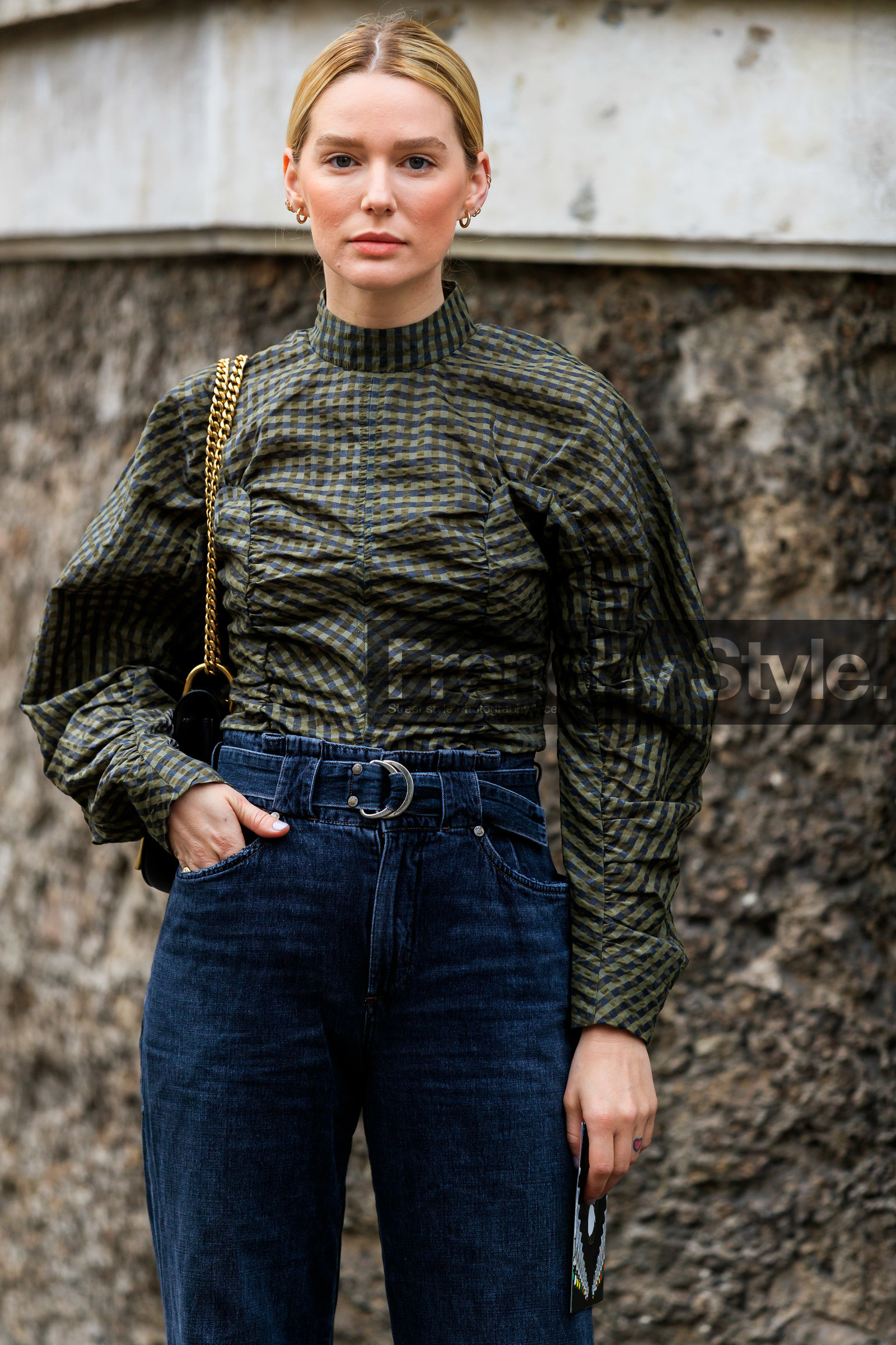 megan adelaide, kaki blouse, high collar blouse, checked blouse, high waist jeans, blue jeans, denim, belted pants, fashion week, frenchystyle, FW, jonathan paciullo, street style, PFW, PARIS, vertical, atmosphere details, detail
