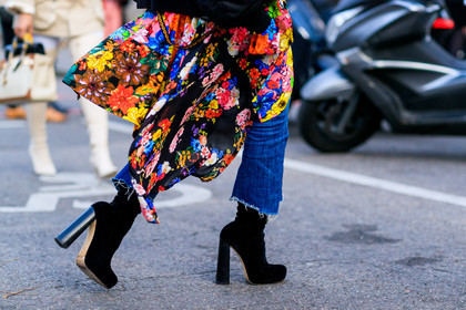 atmosphere details, AUTUMN WINTER 2017-2018, AW 17-18, back detail, black boots, black shoes, blue denim, denim pants, detail, FALL WINTER 2017-2018, fashion week, floral, flowers, frenchystyle, FW, FW 17-18, high heels, horizontal, jeans, jonathan paciullo, leather shoes, multicolor shirt, PARIS, PFW, printed shirt, street style, Tiffany Hsu, trousers
