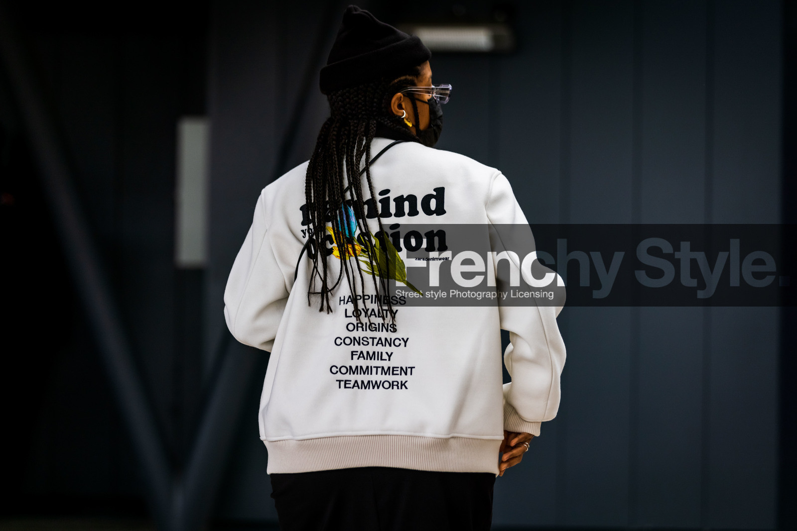 back, back detail, beanie, black beanie, jacket, printed jacket, quotes, white jacket, PARIS, PFW, fashion week, frenchystyle, FW, jonathan paciullo, street style, SPRING SUMMER 2022, SS 22, horizontal, atmosphere details