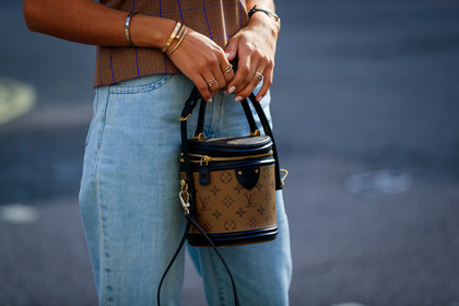 tamara kalinic, louis vuitton bag, monogrammed bag, bucket bag, cartier bracelet, cartier clou ring, black and beige bag, light blue jeans, denim, fashion week, frenchystyle, FW, jonathan paciullo, street style, atmosphere details, horizontal, detail