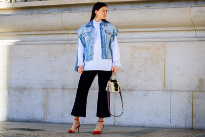 atmosphere details, AUTUMN WINTER 2017-2018, AW 17-18, beige bag, black and white bag, black pants, blue denim, denim jacket, FALL WINTER 2017-2018, fashion week, frenchystyle, full length, FW, FW 17-18, high heels, horizontal, jonathan paciullo, leather bag, leather shoes, PARIS, PFW, red shoes, sleeveless, street style, trousers, white shirt, zina charkoplia