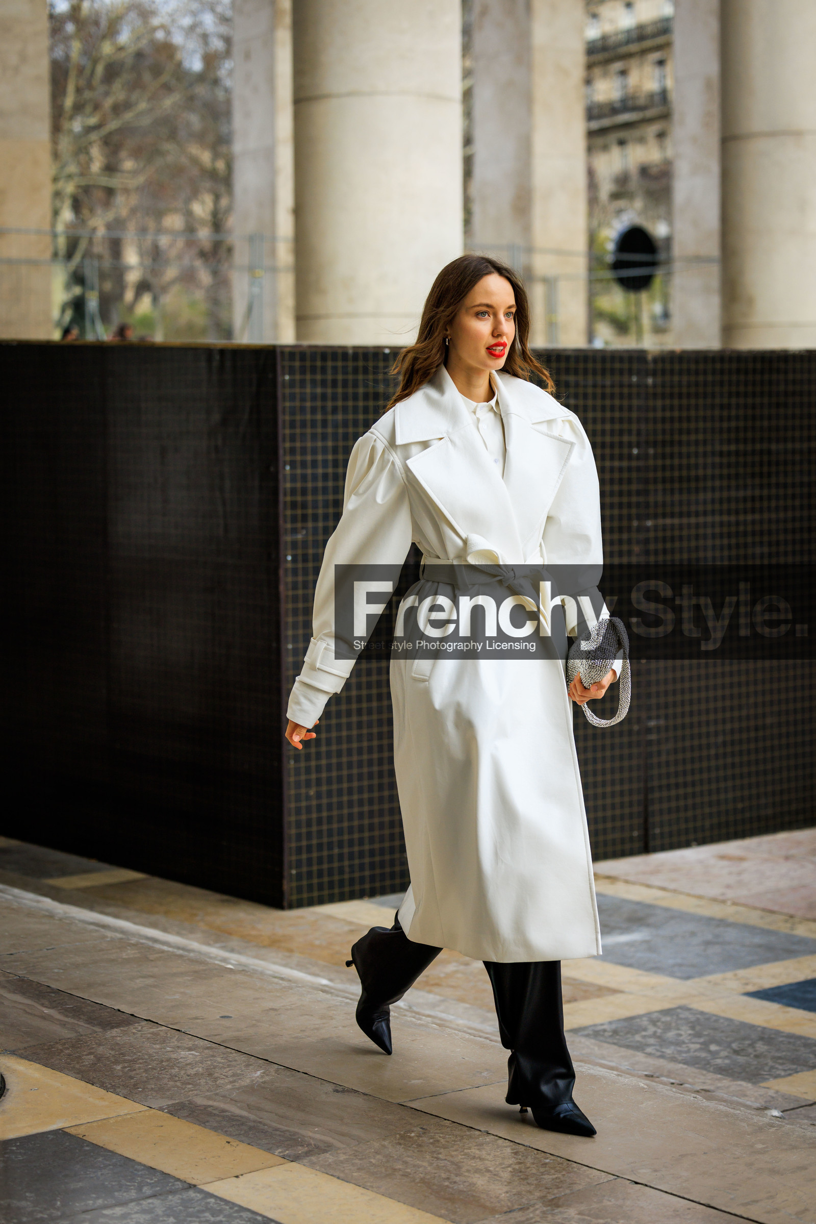 minimal look, white trenchcoat, red lips, black trousers, black boots, heeled boots, fashion week, frenchystyle, FW, jonathan paciullo, street style, AUTUMN WINTER 2022-2023, FALL WINTER 2022_2023, FW 22-23, PFW, PARIS, vertical, full length
