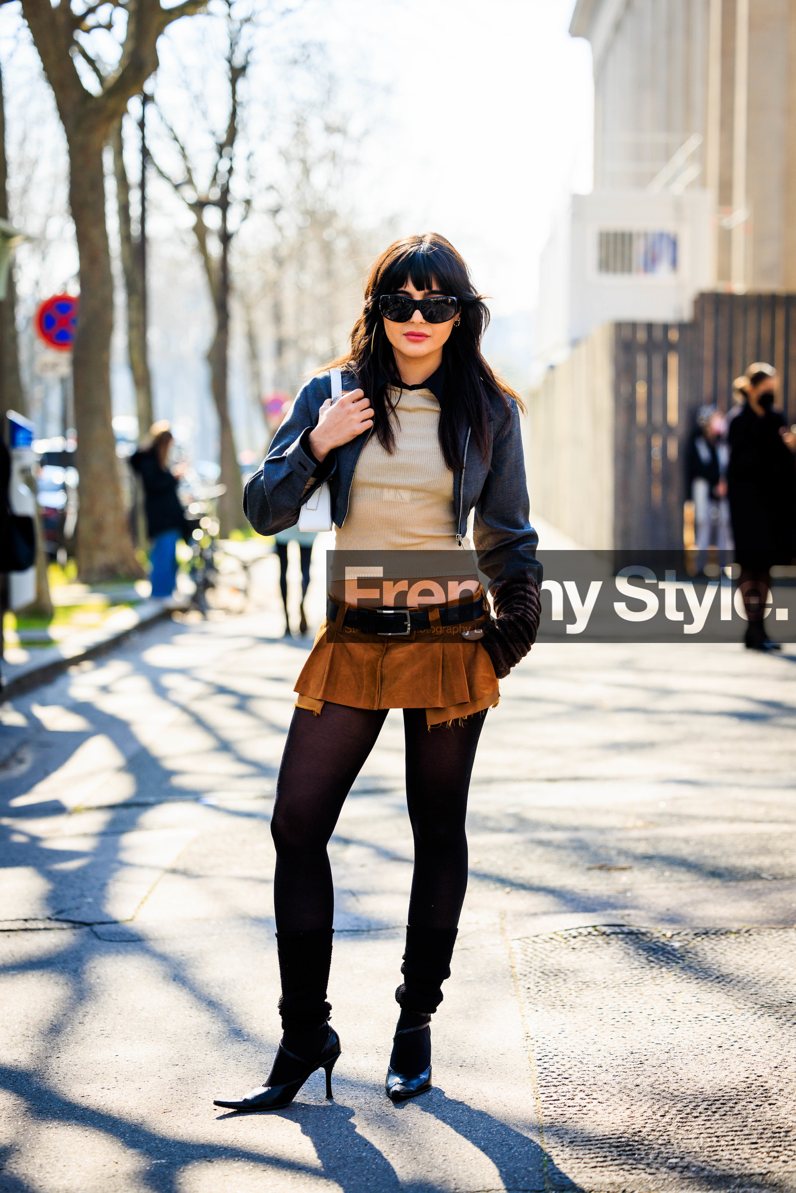black sunglasses, beige top, black jacket, cropped jacket, white handbag, mini skirt, camel skirt, miu miu, black stockings, black heels, black belt, maria bernad, FW 22-23, FALL WINTER 2022_2023, AUTUMN WINTER 2022-2023, fashion week, frenchystyle, FW, jonathan paciullo, street style, PFW, PARIS, full length, vertical