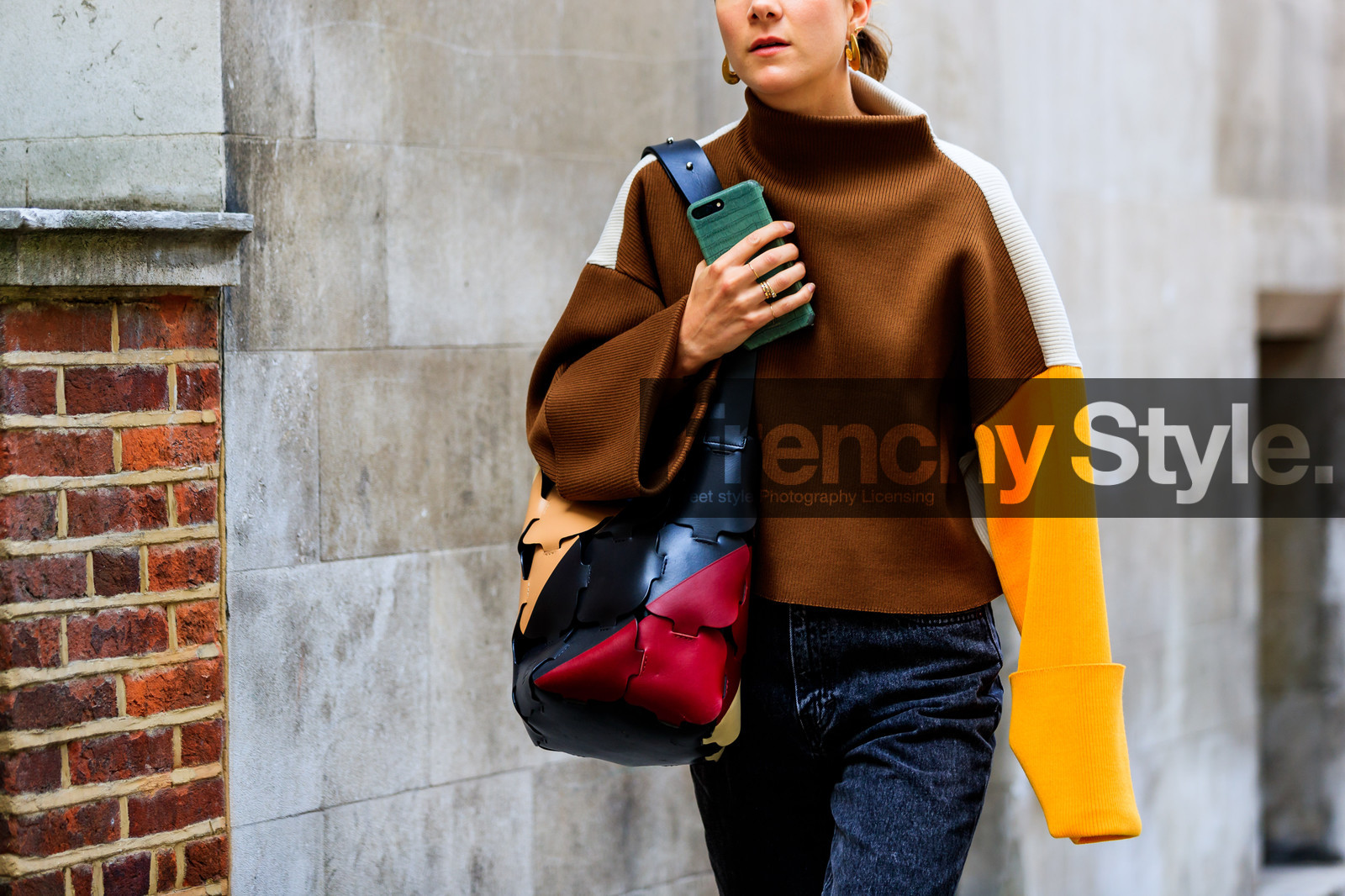 black denim, brown sweater, denim pants, earrings, graphic bag, graphic sweater, jeans, leather bag, multicolor bag, printed bag, printed sweater, trousers, fashion week, frenchystyle, FW, jonathan paciullo, street style, LFW, LONDON, SPRING SUMMER 2019, SS 19, atmosphere details, horizontal, detail