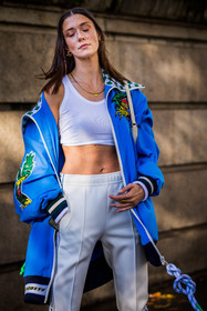 blue hoddie, bra, cropped top, hoddie, jogging, lacoste look, Maeva Marshall, oversize hoddie, print, white bra, white cropped top, white jogging, zipped hoddie, lacoste, fashion week, frenchystyle, FW, jonathan paciullo, street style, PFW, PARIS, SPRING SUMMER 2022, SS 22, vertical, atmosphere details