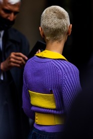 back, back detail, belt, color, Iris Law, knitwear, purple knitwear, yellow belt, street style, jonathan paciullo, FW, frenchystyle, fashion week, PFW, PARIS, SPRING SUMMER 2022, SS 22, vertical, atmosphere details