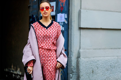 atmosphere details, AUTUMN WINTER 2017-2018, AW 17-18, detail, FALL WINTER 2017-2018, fashion week, frenchystyle, fun sunglasses, FW, FW 17-18, geometric, graphic pants, graphic top, horizontal, jonathan paciullo, MFW, MILAN, pink coat, printed pants, printed top, red pants, red top, street style, sunglasses, trousers