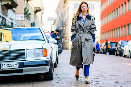 atmosphere details, AUTUMN WINTER 2017-2018, AW 17-18, belted coat, blue denim, blue shirt, Clara Racz, denim pants, FALL WINTER 2017-2018, fashion week, frenchystyle, full length, FW, FW 17-18, grey coat, horizontal, jeans, jonathan paciullo, leather bag, leather shoes, MFW, MILAN, multicolor bag, multicolor shoes, ray ban, street style, trench coat, trousers