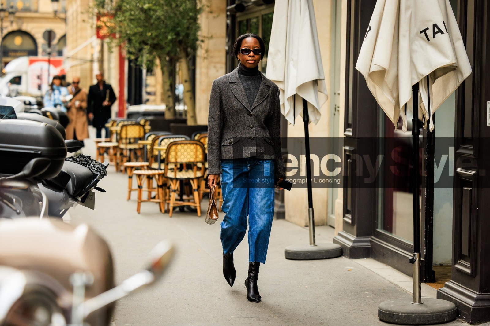 black boots, heeled boots, leather boots, black sunglasses, straight cut jeans, classic jeans, mini handbag, leather handbag, grey blazer, grey turtle necka, buttoned blazer, knitted top, fashion week, frenchystyle, FW, jonathan paciullo, street style, AUTUMN WINTER 2022-2023, FALL WINTER 2022_2023, FW 22-23, PFW, PARIS, horizontal, atmosphere details, full length