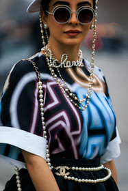 chanel, multicolor tshirt, chanel top, logo top, black sunglasses, rounded glasses, chanel choker, chanel necklaces, pearl head accesorie, white hat, chanel hat, pearl belt, chanel belt, logo belt, black skirt, mini bag, pearl belt bag, fashion week, frenchystyle, FW, jonathan paciullo, street style, PARIS, PFW, SPRING SUMMER 2022, SS 22, atmosphere details, detail, vertical