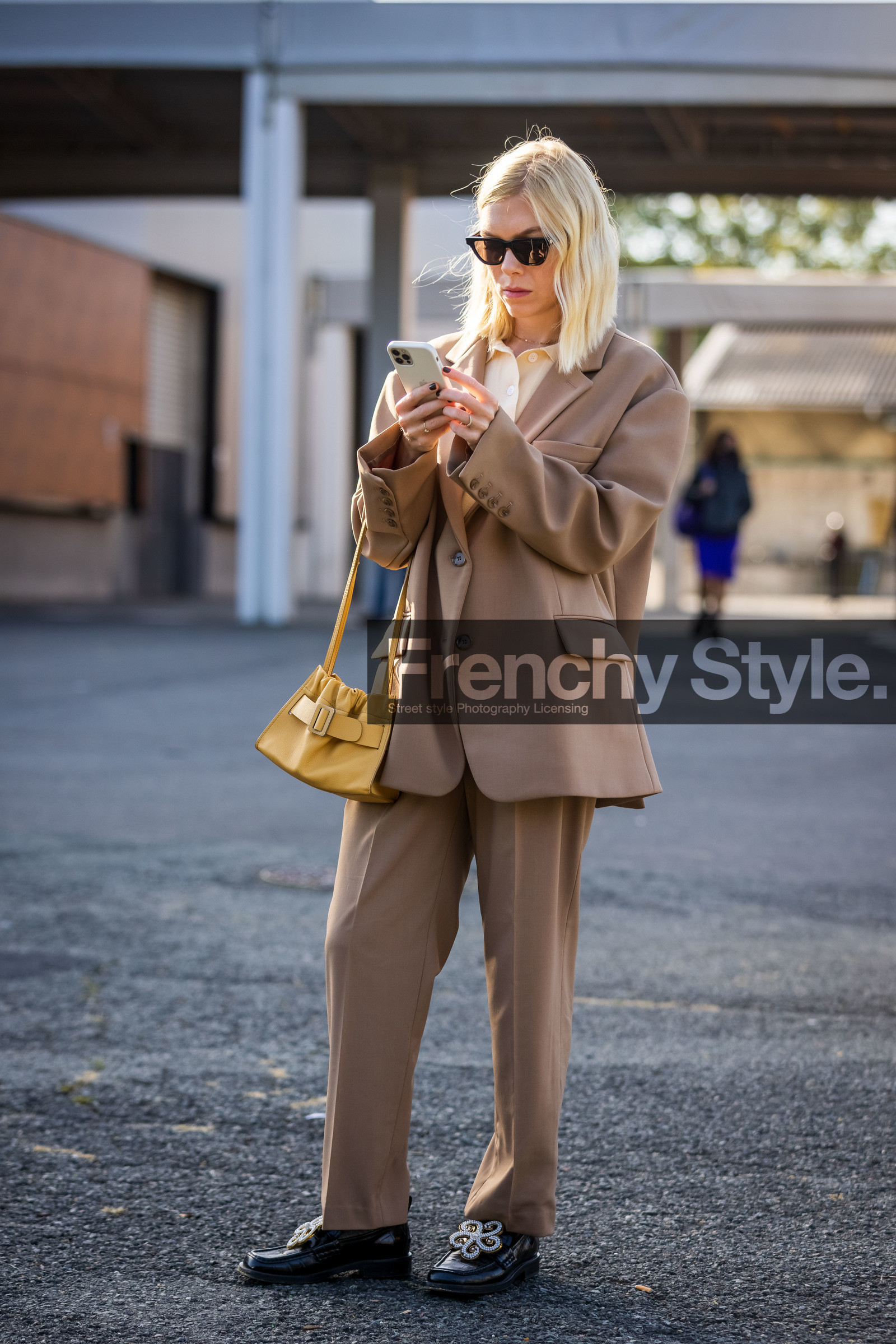 bag, beige blazer, beige pants, black loafers, black mocassins, blazer, leather bag, loafers, mocassins, pants, smartphone, statement shoes, suit, sunglasses, yellow bag, street style, jonathan paciullo, FW, frenchystyle, fashion week, PFW, PARIS, SPRING SUMMER 2022, SS 22, vertical, full length, model