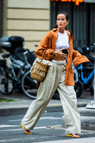 basket, basket bag, beige pants, belt, camel shirt, crop top, flare pants, fluid pants, large pants, Lucy Chadwick, pants, sandals, shirt, white belt, white crop top, yellow sandals, street style, jonathan paciullo, FW, frenchystyle, fashion week, PFW, PARIS, SPRING SUMMER 2022, SS 22, vertical, full length