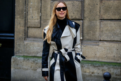 pernille teisbaek, beige leather trench coat, black leather trench coat, striped trenchcoat, belted trench coat, black sunglasses, futurist shape sunglasses, butterfly sunglasses, black pullover, turtleneck pullover, fashion week, frenchystyle, FW, jonathan paciullo, street style, PFW, PARIS, AUTUMN WINTER 2020-2021, FALL WINTER 2020-2021, FW 20-21, horizontal, atmosphere details, detail