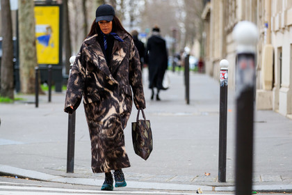 black cap, navy blue scarf, bandana, brown coat, printed coat, brown bag, brown leather bag, shopping bag, hand bag, kaki bag, checked bag, vivienne westwood bag, green sneakers, ganni shoes, monogrammed bag, fashion week, frenchystyle, FW, jonathan paciullo, street style, PFW, PARIS, horizontal, atmosphere details, full length