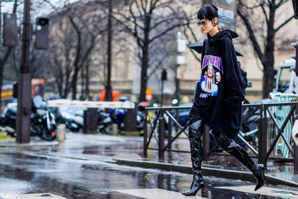 atmosphere details, AUTUMN WINTER 2017-2018, AW 17-18, black shoes, black sweater, FALL WINTER 2017-2018, fashion week, frenchystyle, full length, fun sunglasses, FW, FW 17-18, high boots, hoodie, horizontal, jonathan paciullo, model, PARIS, PFW, printed sweater, street style, sunglasses, taja feistner, varnished leather shoes