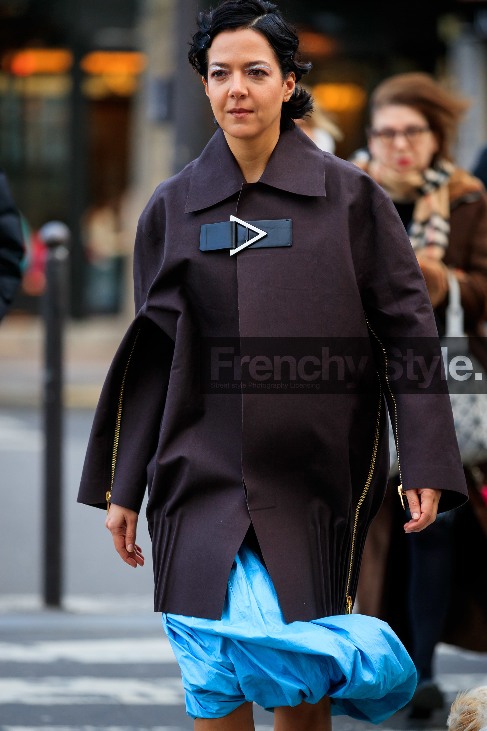 brown coat, zipped coat, bottega veneta coat, blue skirt, silvered make up, silvered eyeliner, glitter make up, glitter eyeliner, make up, make up details, satin skirt, fashion week, frenchystyle, FW, jonathan paciullo, street style, PFW, PARIS, AUTUMN WINTER 2020-2021, FALL WINTER 2020-2021, FW 20-21, vertical, atmosphere details, detail
