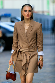 donna wallace, beige jacket, brown leather bag, chain necklace, chain strap bag, golden earrings, golden necklace, hand bag, long jacket, mini bag, multi earrings, multi necklace, yuzefi bag, fashion week, frenchystyle, FW, jonathan paciullo, street style, vertical, detail, atmosphere details