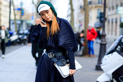 atmosphere details, AUTUMN WINTER 2017-2018, AW 17-18, balenciaga, black and white bag, black belt, black dress, blue dress, detail, earrings, FALL WINTER 2017-2018, fashion week, frenchystyle, FW, FW 17-18, gucci, hood, horizontal, jonathan paciullo, jw anderson, leather bag, leather belt, PARIS, pearls, PFW, pleated dress, pleats, street style, white cap