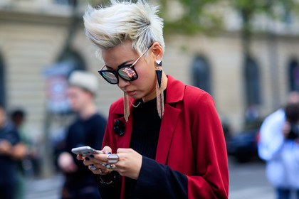 atmosphere details, black shirt, black sweater, detail, dyed hair, earrings, fashion week, frenchystyle, FW, horizontal, iphone, jonathan paciullo, PARIS, PFW, red coat, rings, SPRING SUMMER 2017, SS 17, street style, sunglasses