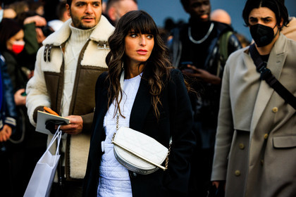 dior, dior bag, white bag, crossbody bag, fringe hair, white dress, black coat, wavy hair, fashion week, frenchystyle, FW, jonathan paciullo, street style, PFW, PARIS, menswear, FALL WINTER 2022-2023, AUTUMN WINTER 2022-2023, FW 22-23, atmosphere details, detail, horizontal