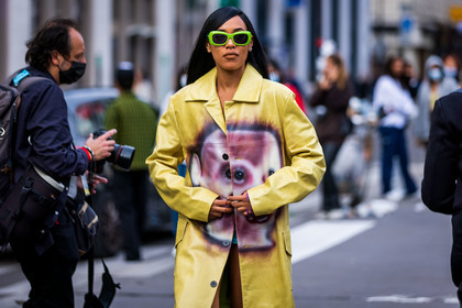 Aleali May, coat, fluo green sunglasses, green sunglasses, leather coat, print, printed coat, sunglasses, yellow coat, street style, jonathan paciullo, FW, frenchystyle, fashion week, PFW, PARIS, SPRING SUMMER 2022, SS 22, horizontal, atmosphere details
