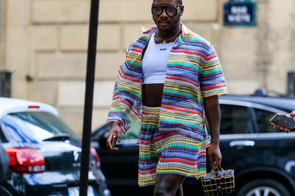 off white top, white top, cropped top, multicolor shirt, multicolor shorts, striped shirt, striped shorts, gucci sunglasses, aviator glasses, aviator sunglasses, black frame glasses, big glasses, golden bag, hand bag, basket bag, fashion week, frenchystyle, FW, jonathan paciullo, street style, PFW, PARIS, AUTUMN WINTER 2021-2022, FALL WINTER 2021-2022, FW 21-22, atmosphere details, horizontal, detail