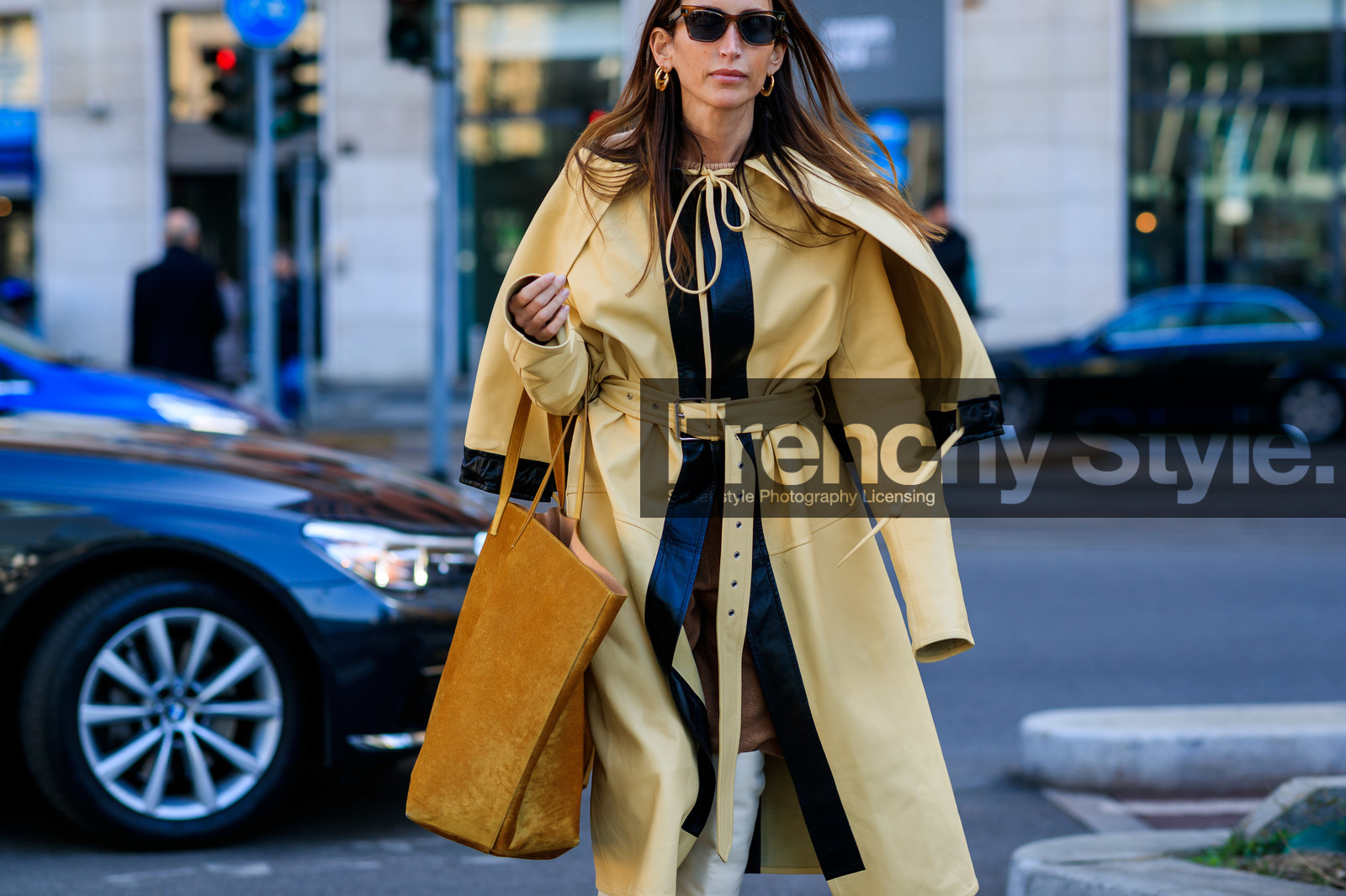 beige coat, camel bag, cape, chloe loulou de saison, earrings, headband, high boots, leather bag, leather coat, leather shoes, suede bag, sunglasses, trench coat, white shoes, MILAN, MFW, fashion week, frenchystyle, FW, jonathan paciullo, street style, AUTUMN WINTER 2019-2020, AW 19-20, FALL WINTER 2019-2020, FW 19-20, atmosphere details, detail, horizontal