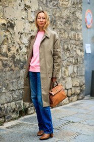 alexandra golovanoff, beige trench coat, pink pullover, camel leather bag, camel leather boots, denim, blue jeans, flare jeans, hermes bag, kelly hermes bag, hand bag, fashion week, frenchystyle, FW, jonathan paciullo, street style, PFW, PARIS, SPRING SUMMER 2021, SS 21, vertical, full length