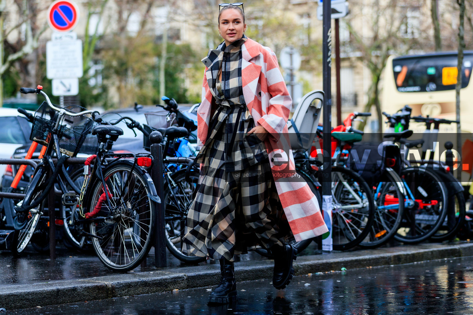 nina suess, pink coat, white coat, vichy printed coat, checked coat, checked shirt, checked skirt, grey shirt, grey skirt, black shirt, black skirt, vichy printed shirt, vichy printed skirt, long skirt, zipped shirt, black leather boots, prada boots, laced boots, big sole boots, high boots, fashion week, frenchystyle, FW, jonathan paciullo, street style, PFW, PARIS, horizontal, atmosphere details, full length