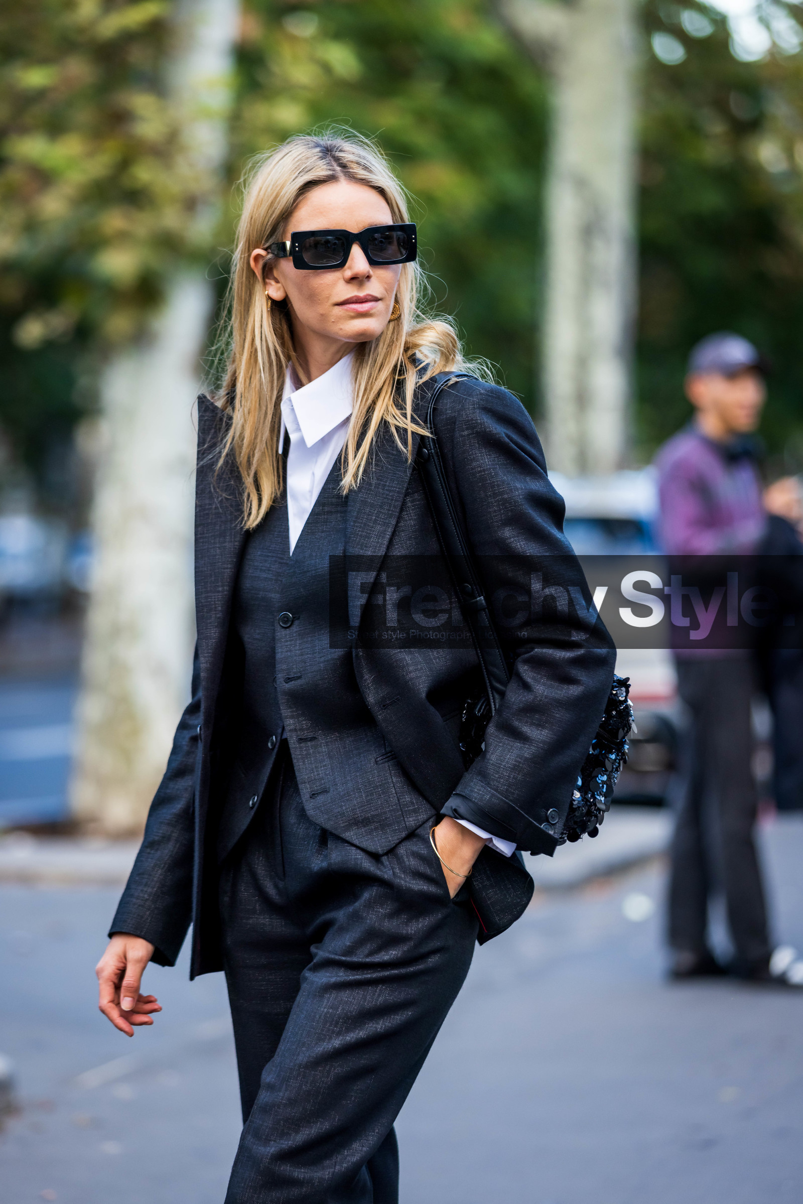 bag, black bag, black blazer, black pants, black sunglasses, black waistcoat, Natalia Verza, pants, rectangle sunglasses, sequin, smartphone, sunglasses, versace sunglasses, waistcoat, white shirt, fashion week, frenchystyle, FW, jonathan paciullo, street style, PFW, PARIS, SPRING SUMMER 2022, SS 22, vertical, atmosphere details