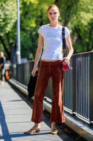 brown pants, fashion week, frenchystyle, full length, FW, jonathan paciullo, kiki willems, leather bag, leather shoes, MFW, MILAN, model, pink bag, prada, printed t shirt, SPRING SUMMER 2018, SS 18, street style, trousers, vertical, white t shirt