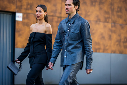 Alice Barbier, bag, black pants, chain bag, couple, duo, grey pants, grey shirt, Jean-Sebastien Roques, menswear, off shoulder top, pants, shirt, top, street style, jonathan paciullo, FW, frenchystyle, fashion week, PFW, PARIS, SPRING SUMMER 2022, SS 22, horizontal, atmosphere details