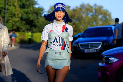 sita abellan, sportswear, sport t-shirt, football t-shirt, white t-shirt, printed t-shirt, navy blue hair, hair details, strassed headband, leather bra, leather skirt, light blue skirt, mini skirt, nails details, strassed nails, strassed chocker, big chocker, fashion week, frenchystyle, FW, jonathan paciullo, street style, atmosphere details, horizontal, detail