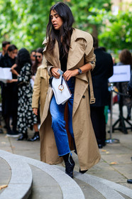 beige coat, black and white bag, black shoes, blue denim, denim pants, fashion week, frenchystyle, full length, FW, high heels, jeans, jonathan paciullo, jw anderson, leather bag, leather shoes, LFW, LONDON, SPRING SUMMER 2018, SS 18, street style, trench coat, trousers, vertical