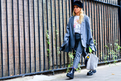 atmosphere details, black hat, black shoes, blazer, detail, fashion week, frenchystyle, fur bag, FW, grey bag, grey jacket, grey pants, grey suit, horizontal, jonathan paciullo, leather shoes, LFW, LONDON, printed t shirt, SPRING SUMMER 2018, SS 18, street style, trousers, white t shirt
